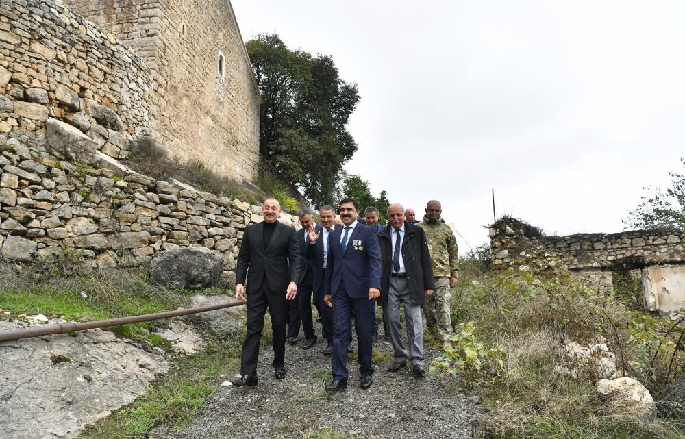 Президент Ильхам Алиев посетил село Туг вместе с представителями общественности Ходжавендского района