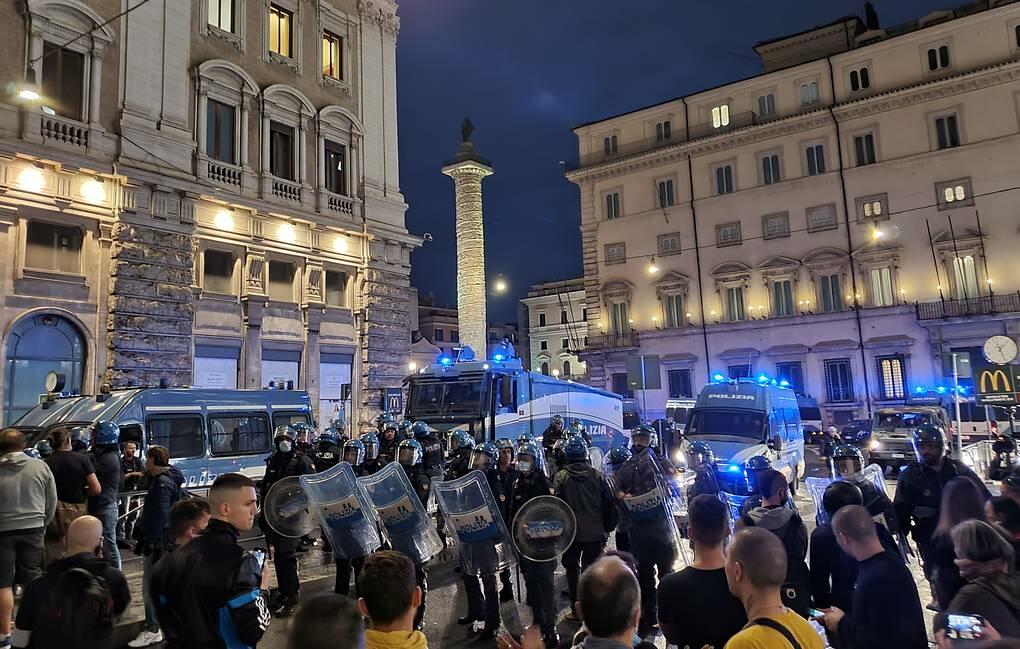 Стычки между полицией и протестующими против ковид-сертификатов в Риме