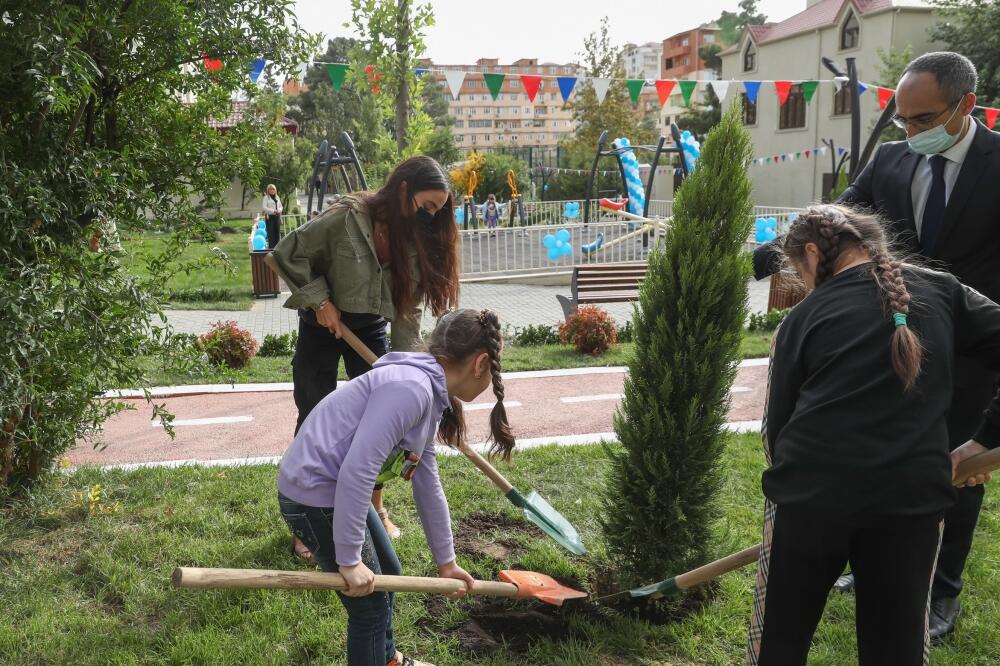 Вице-президент Фонда Гейдара Алиева Лейла Алиева приняла участие в открытии очередного двора, обустроенного в рамках проекта "Наш двор" в Баку