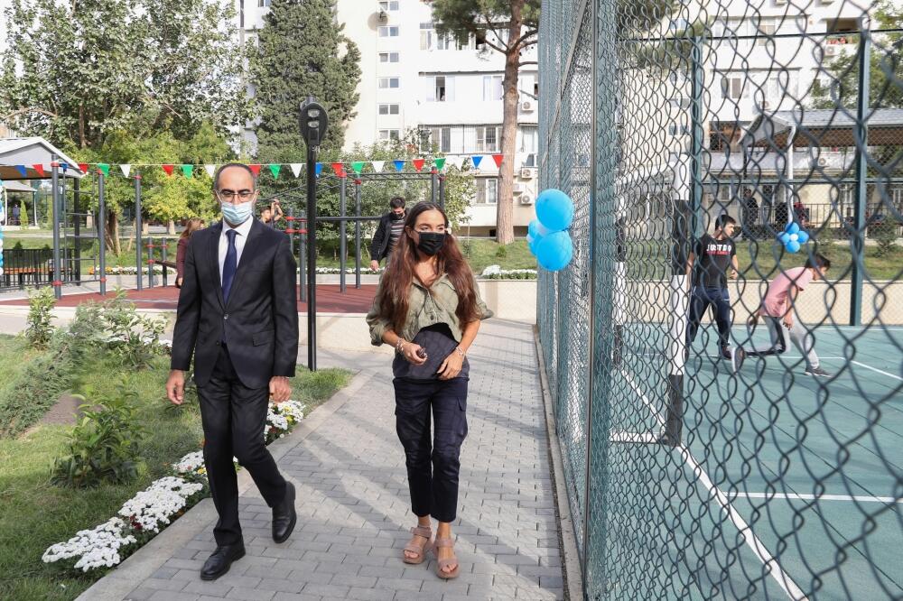 Вице-президент Фонда Гейдара Алиева Лейла Алиева приняла участие в открытии очередного двора, обустроенного в рамках проекта "Наш двор" в Баку