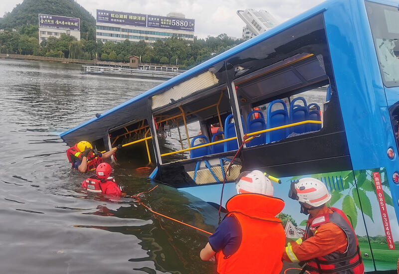 На севере Китая пассажирский автобус упал в реку