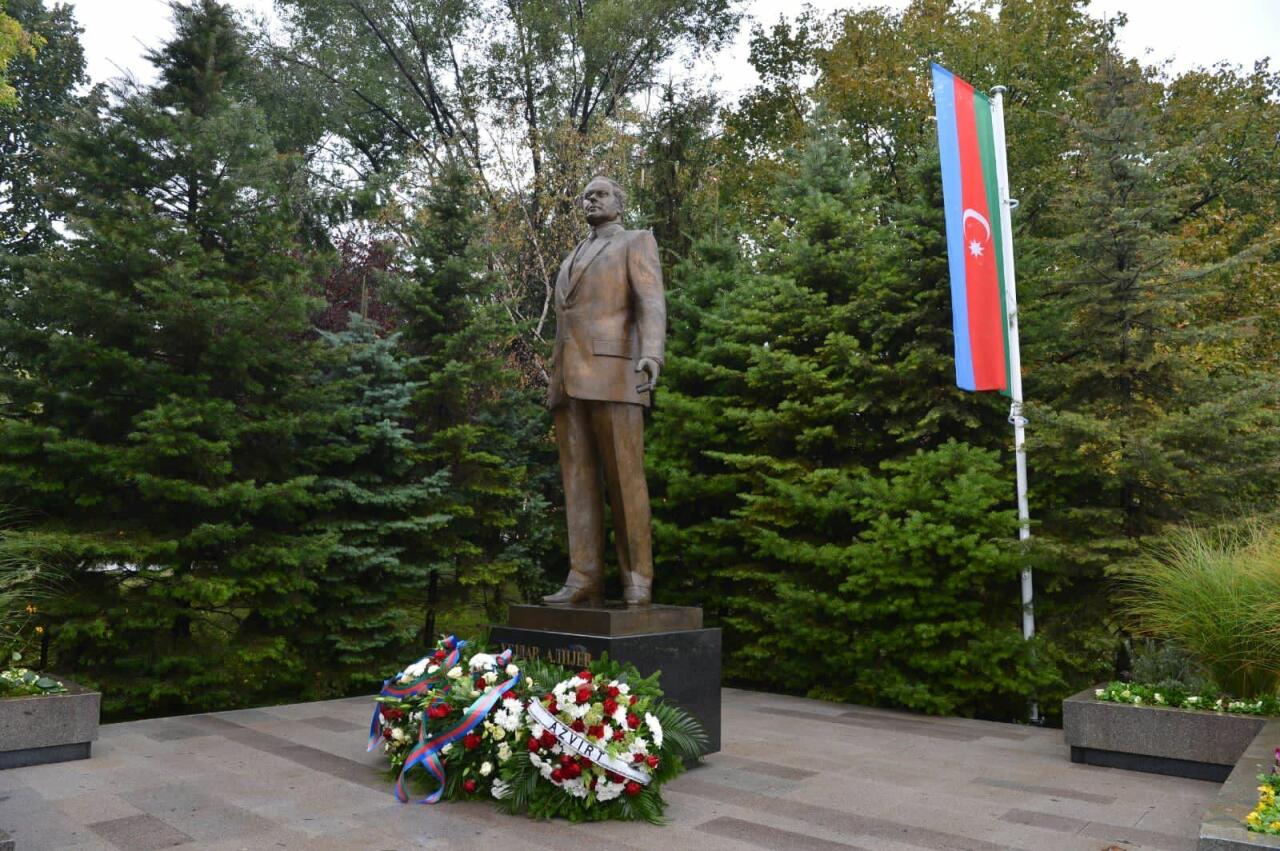 Джейхун Байрамов посетил памятник общенациональному лидеру Гейдару Алиеву в Белграде