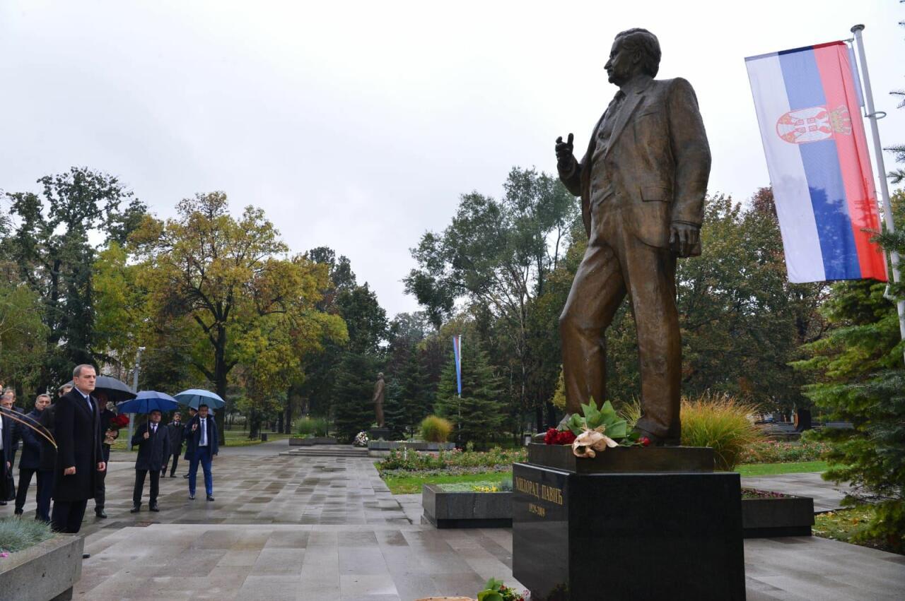 Джейхун Байрамов посетил памятник общенациональному лидеру Гейдару Алиеву в Белграде