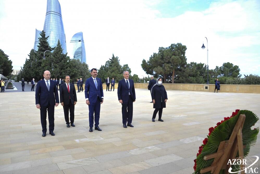 Министр окружающей среды и градостроительства Турции посетил Аллею почетного захоронения и Шехидляр хиябаны