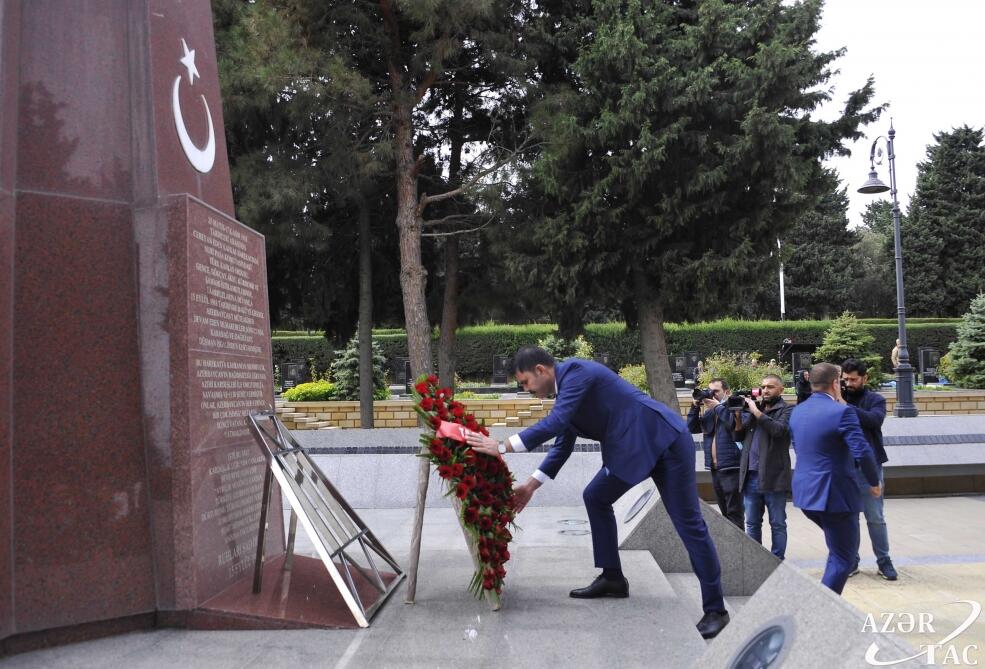 Министр окружающей среды и градостроительства Турции посетил Аллею почетного захоронения и Шехидляр хиябаны