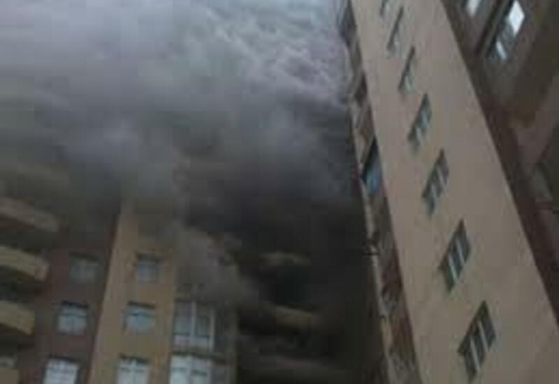 В жилом комплексе в Баку произошел пожар