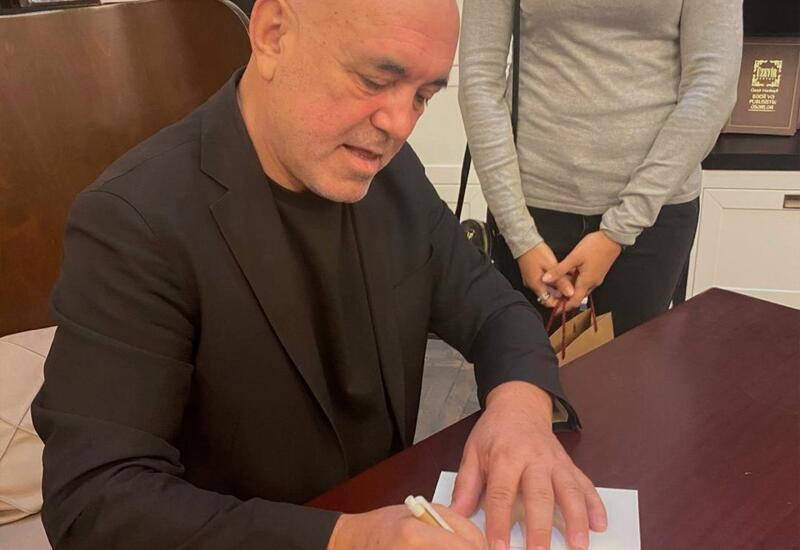 Звезда турецкого сериала "Чукур" провел автограф-сессию в Баку