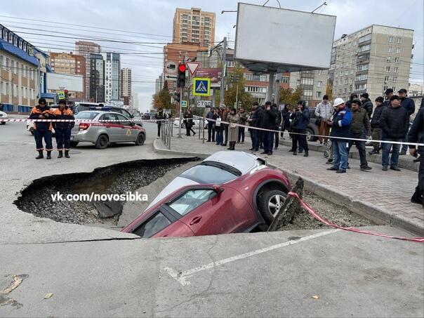 В России машины провалились в яму с кипятком