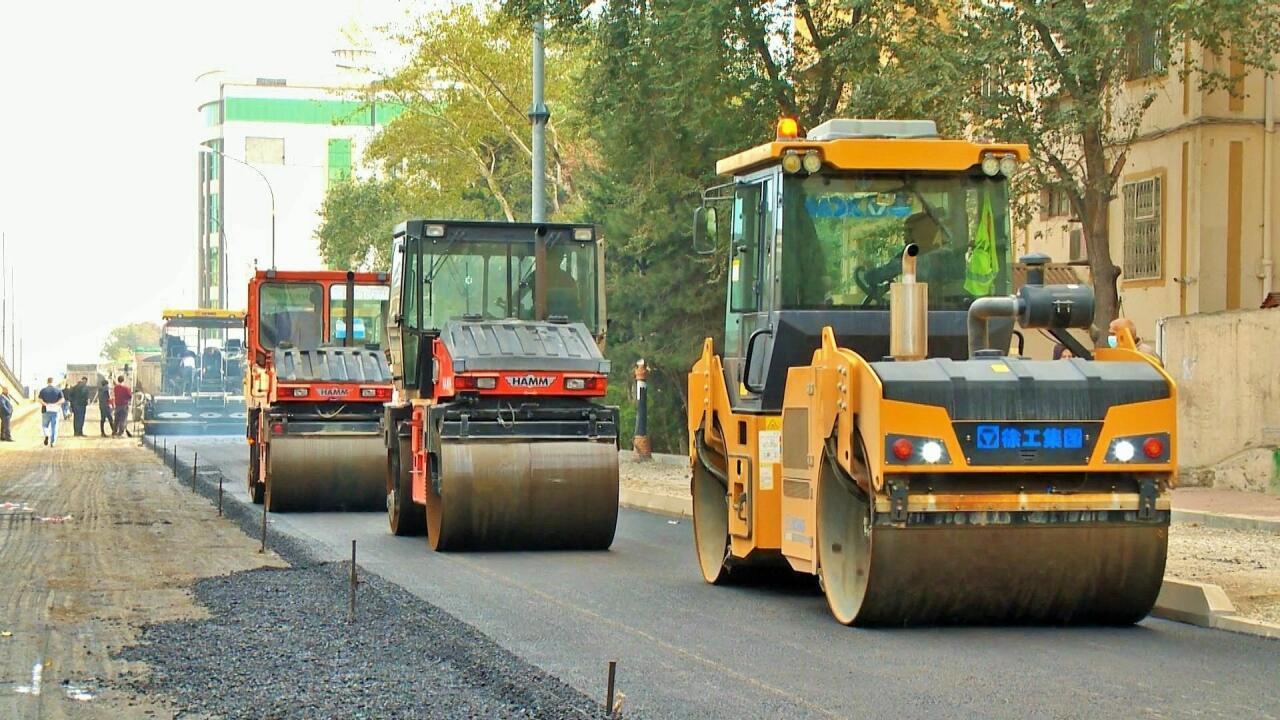 Ремонтируется участок дороги на одной из улиц Баку