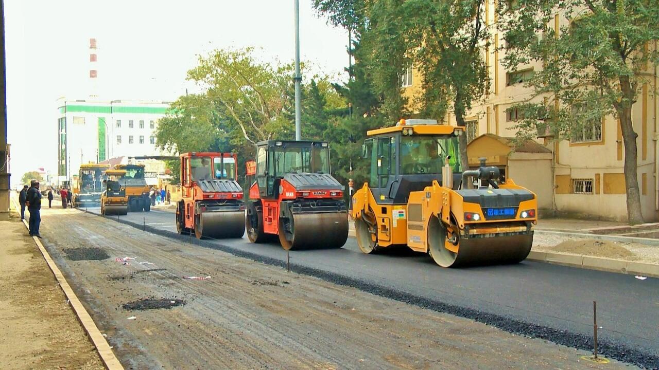 Ремонтируется участок дороги на одной из улиц Баку