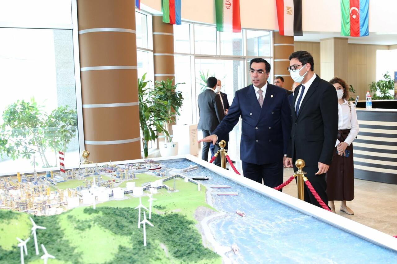 Министр молодежи и спорта посетил Бакинскую высшую школу нефти