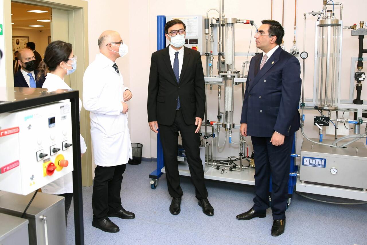 Министр молодежи и спорта посетил Бакинскую высшую школу нефти