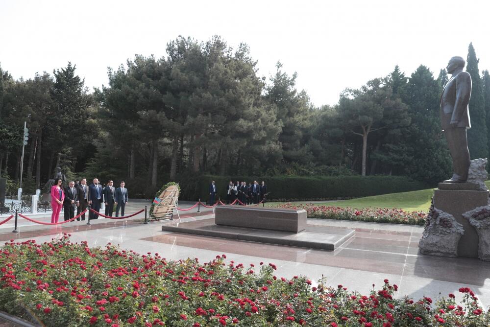 Делегация Верховной Рады Украины посетила Аллею почетного захоронения и Шехидляр хиябаны