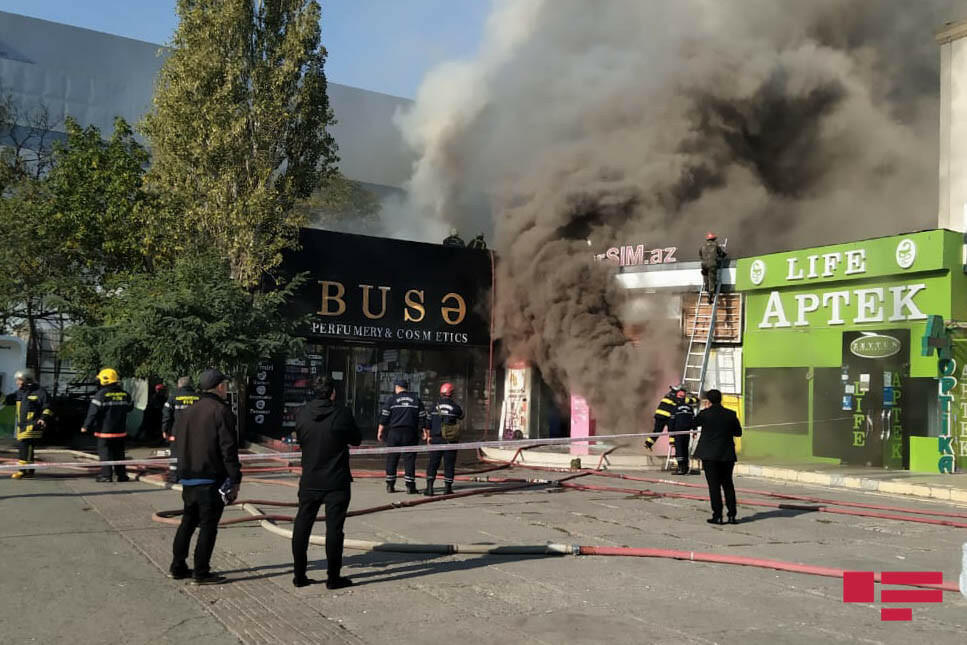 Сильный пожар в «Metro-City», огонь перекинулся на близлежащие объекты
