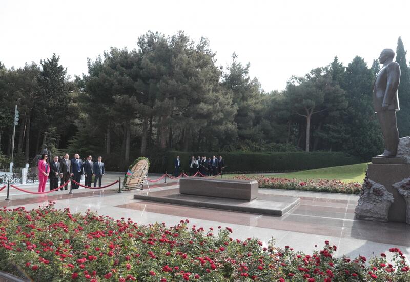 Делегация Верховной Рады Украины посетила Аллею почетного захоронения и Шехидляр хиябаны