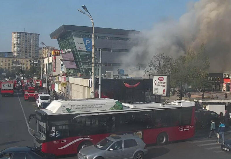 В Баку горит торговый центр