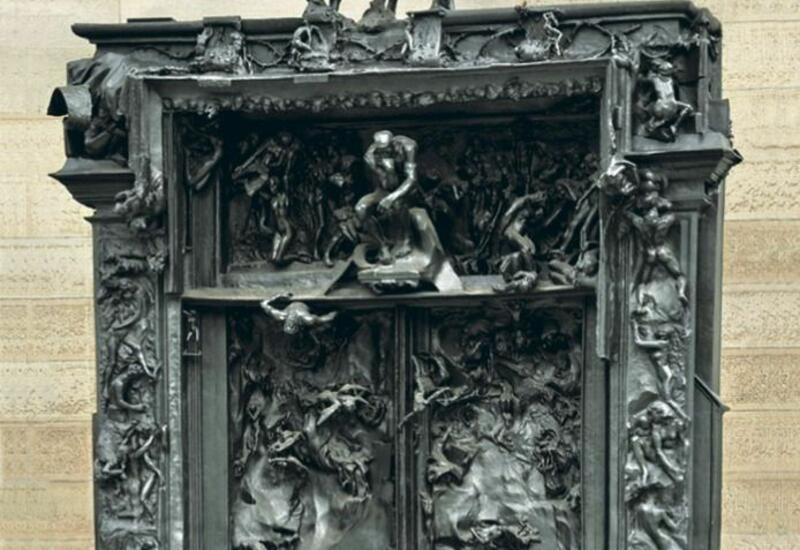 Верующие во Флоренции массово молятся в ответ на открытие в Риме статуи "Врата ада"