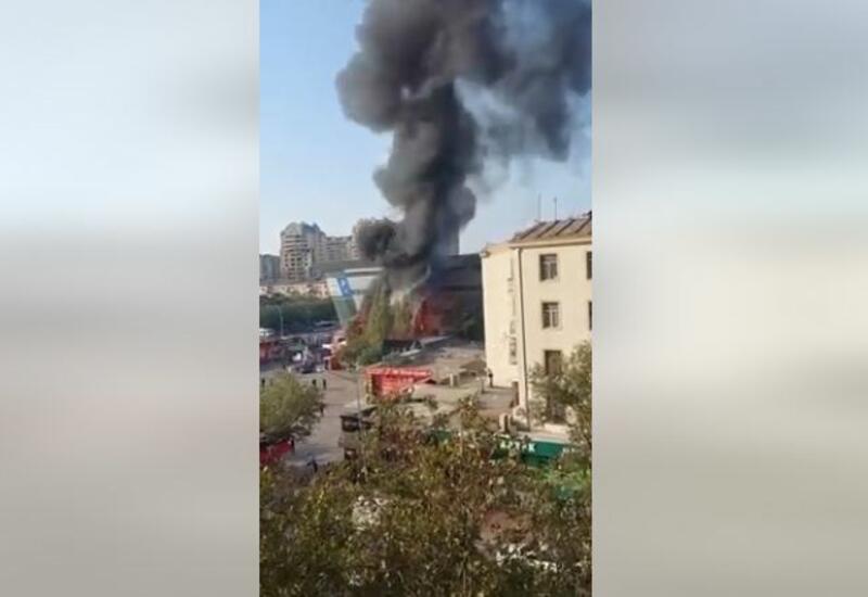 Bakıda ticarət mərkəzi yanır