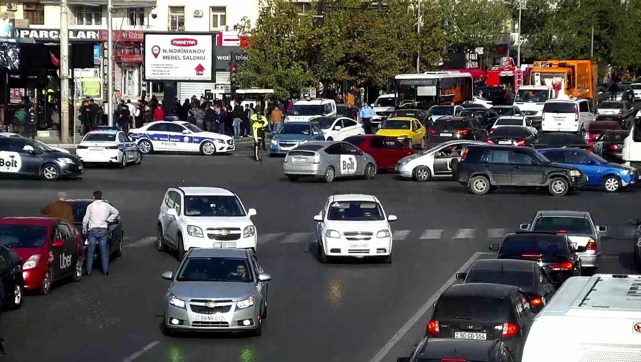 В Баку из-за пожара ограничено движение транспорта