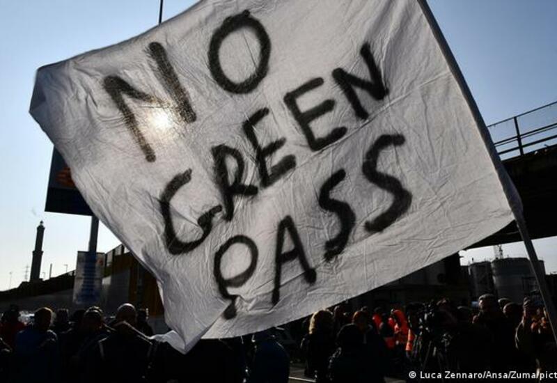 Протесты против "зеленого паспорта" в Италии: полиция применила водометы