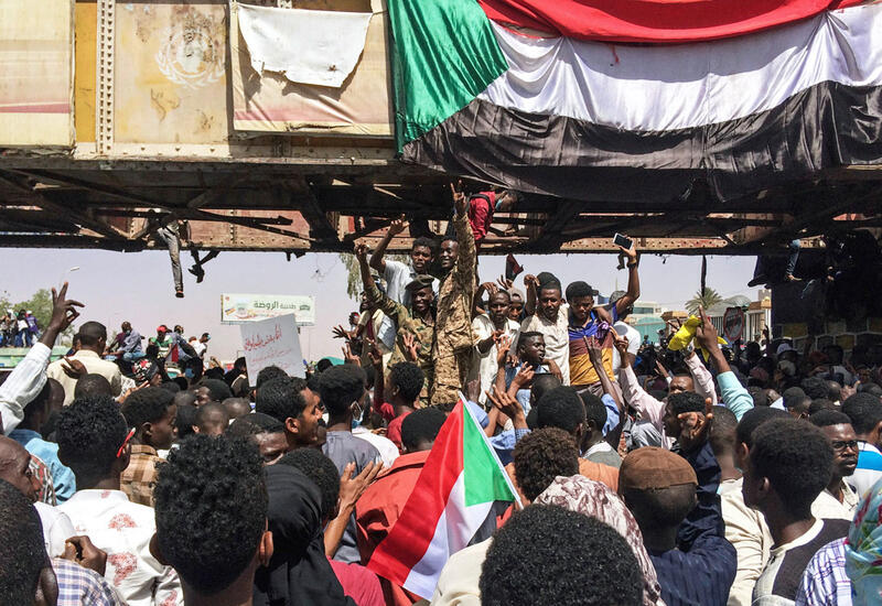 Протестующие в Судане требуют отставки правительства