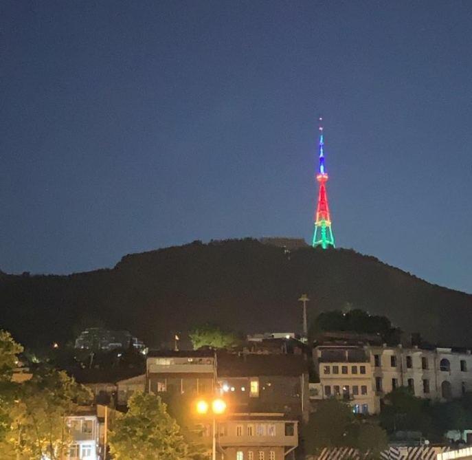Тбилисская телебашня окрасилась в цвета флага Азербайджана