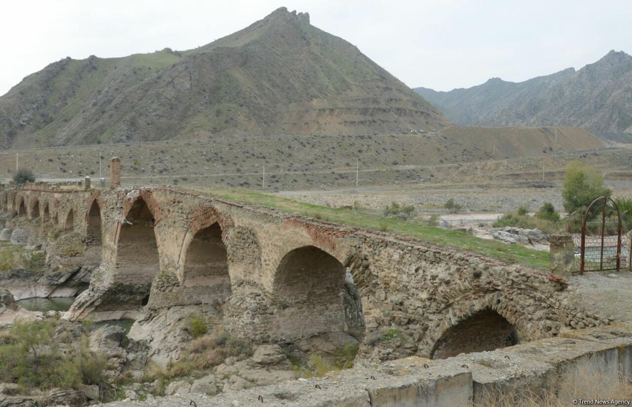 Азербайджан и Иран могут совместно восстановить Худафаринский мост