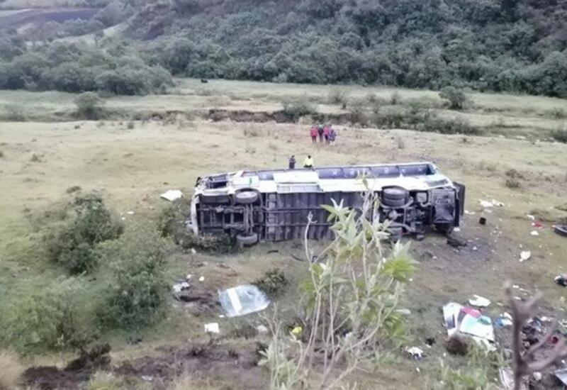 В Эквадоре упал в пропасть пассажирский автобус