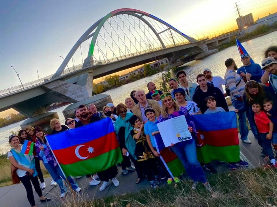 Minneapolisdə körpü Azərbaycan bayrağının rəngləri ilə işıqlandırılıb