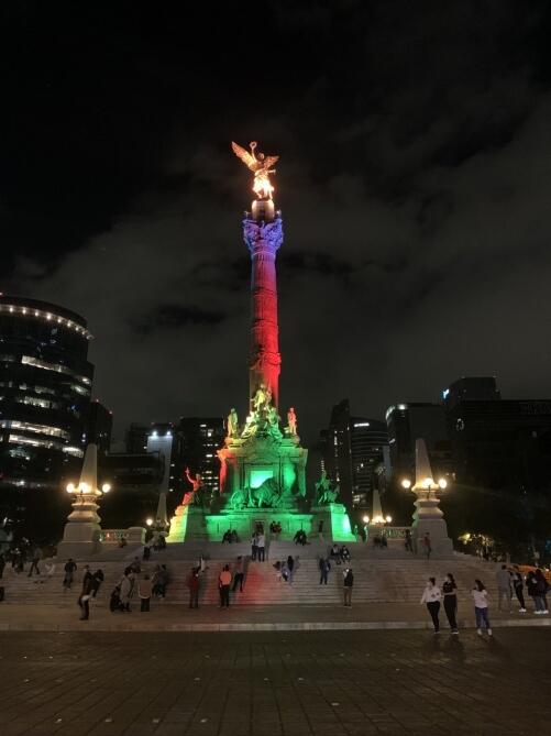 Столица Мексики расцвечена в цвета азербайджанского флага
