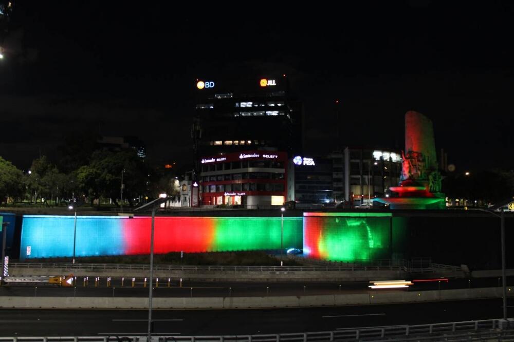 Столица Мексики расцвечена в цвета азербайджанского флага