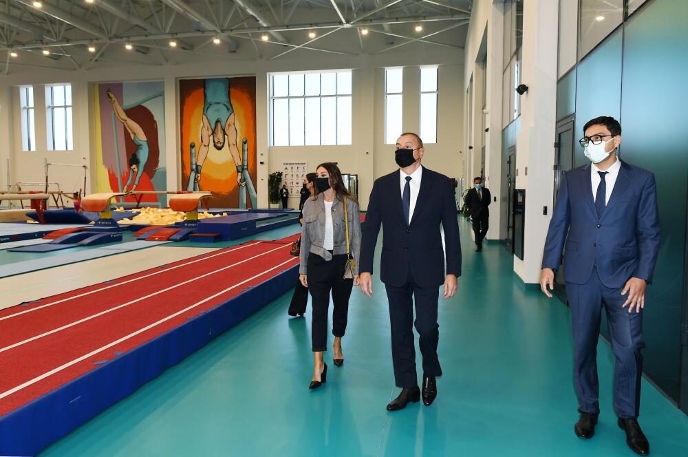 Президент Ильхам Алиев, Первая леди Мехрибан Алиева и их дочь Лейла Алиева ознакомились с условиями, созданными в новом тренировочном здании Национальной гимнастической арены