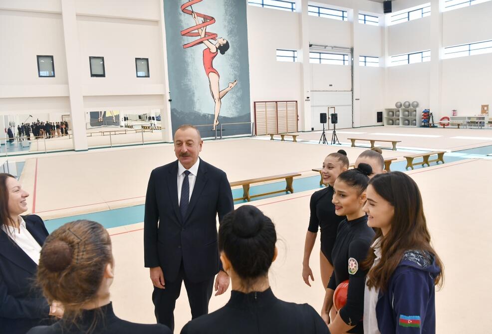 Президент Ильхам Алиев, Первая леди Мехрибан Алиева и их дочь Лейла Алиева ознакомились с условиями, созданными в новом тренировочном здании Национальной гимнастической арены