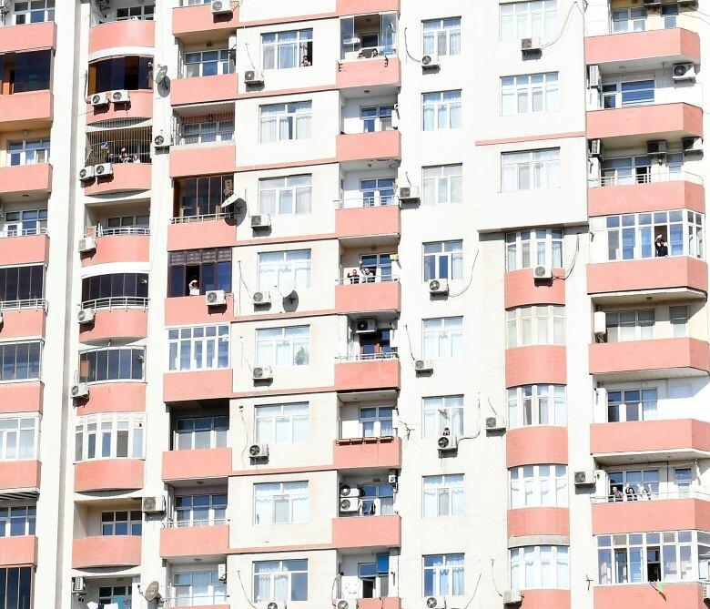 Жители Баку приветствовали Президента Ильхама Алиева и Первую леди Мехрибан Алиеву с балконов своих домов