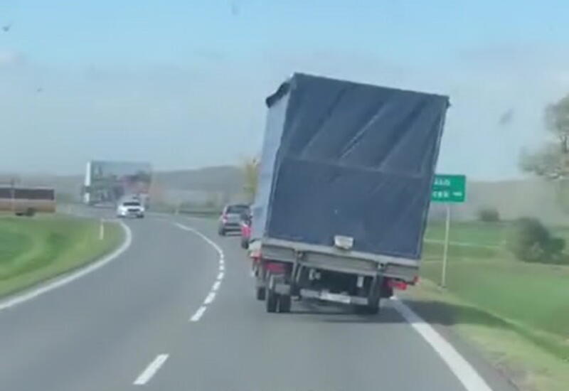 В Польше сильный ветер перевернул грузовик