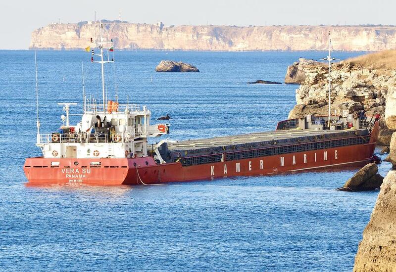 Власти Евросоюза предоставили Болгарии три баржи для разгрузки застрявшего на камнях судна