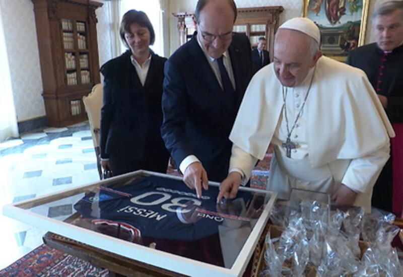 Папе Римскому подарили футболку с автографом Месси