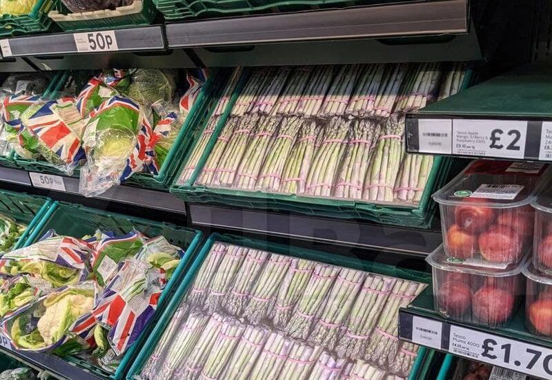 В Британии в супермаркетах опустели полки с продуктами, товар стали заменять фотографиями