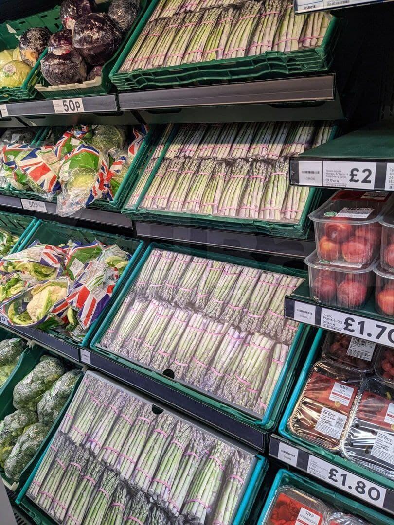 В Британии в супермаркетах опустели полки с продуктами, товар стали заменять фотографиями