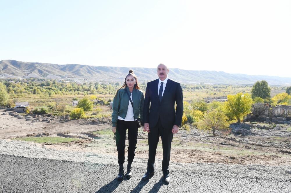 Президент Ильхам Алиев и Первая леди Мехрибан Алиева приняли участие в церемонии закладки фундамента дороги Ханлыг-Губадлы