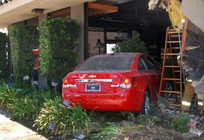 Машина врезалась в ресторан в Лос-Анджелесе, есть погибший и пострадавшие