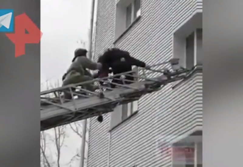 Кадры спасения четырех запертых в квартире детей в Иркутской области