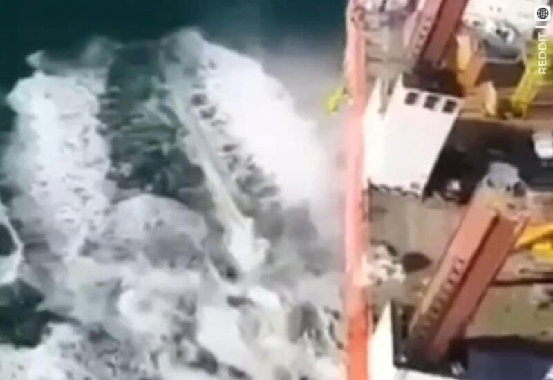 В Британии огромная турбина упала в море во время монтажа