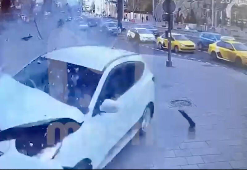 Автомобиль протаранил ресторан в Москве