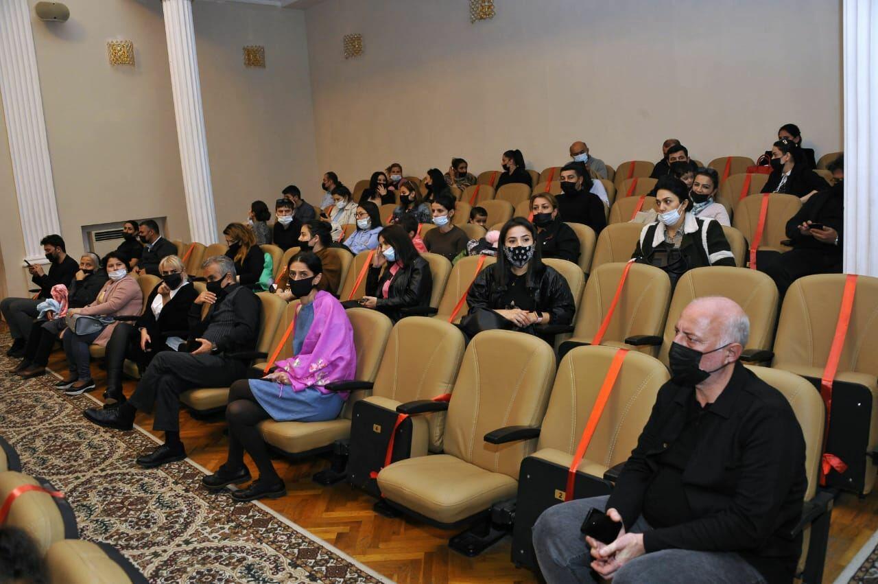 В Азербайджанском театре кукол прошла премьера сказки "Маленькая черная рыбка"