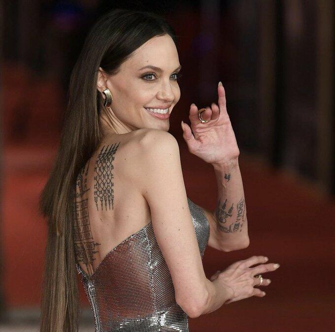 Внешний вид Анджелины Джоли на премьере фильма обругали в сети