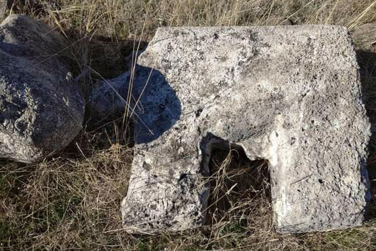 В Лачине обнаружены надгробные фигуры в виде лошадей
