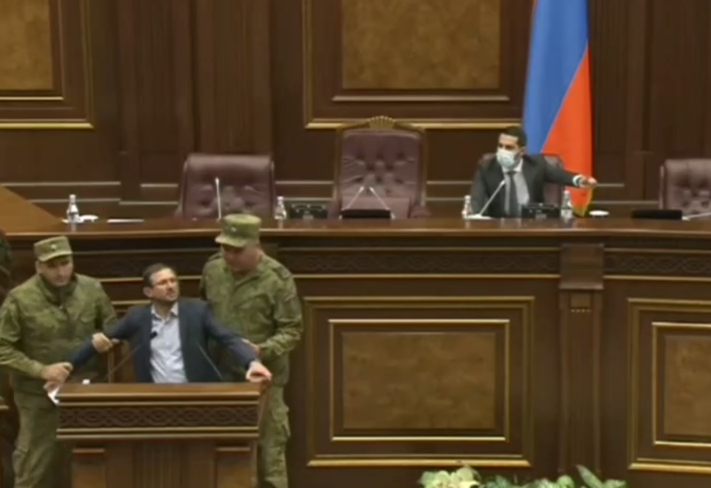 Перепалка в парламенте Армении между сторонниками Пашиняна и оппозиции
