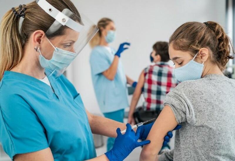 Минздрав Азербайджана рекомендует вакцинировать подростков старше 12 лет