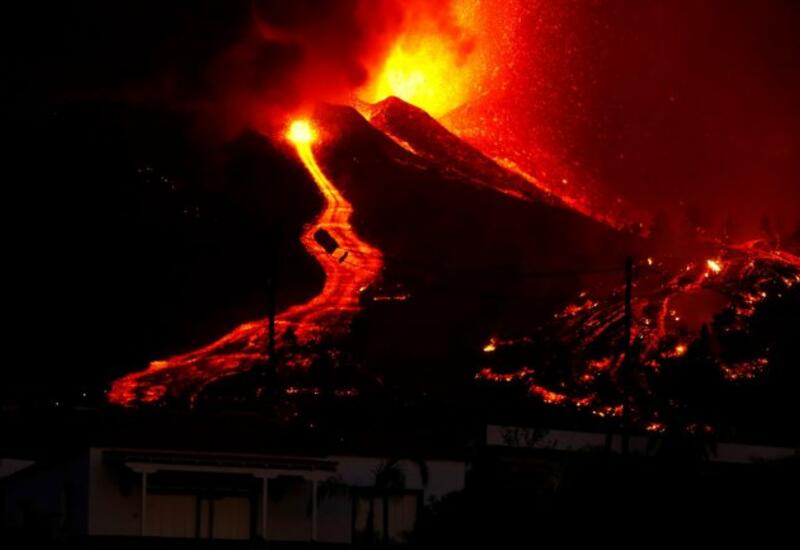 Новый поток лавы из вулкана на острове Пальма угрожает поглотить новые территории